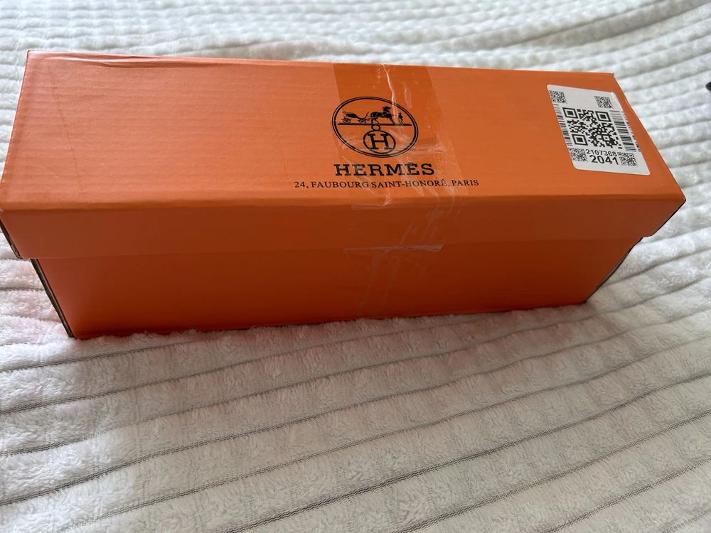 Хорошего качества, тяжелые, есть небольшой запах клея. На ступлю 24,5 см подошел 39 размер