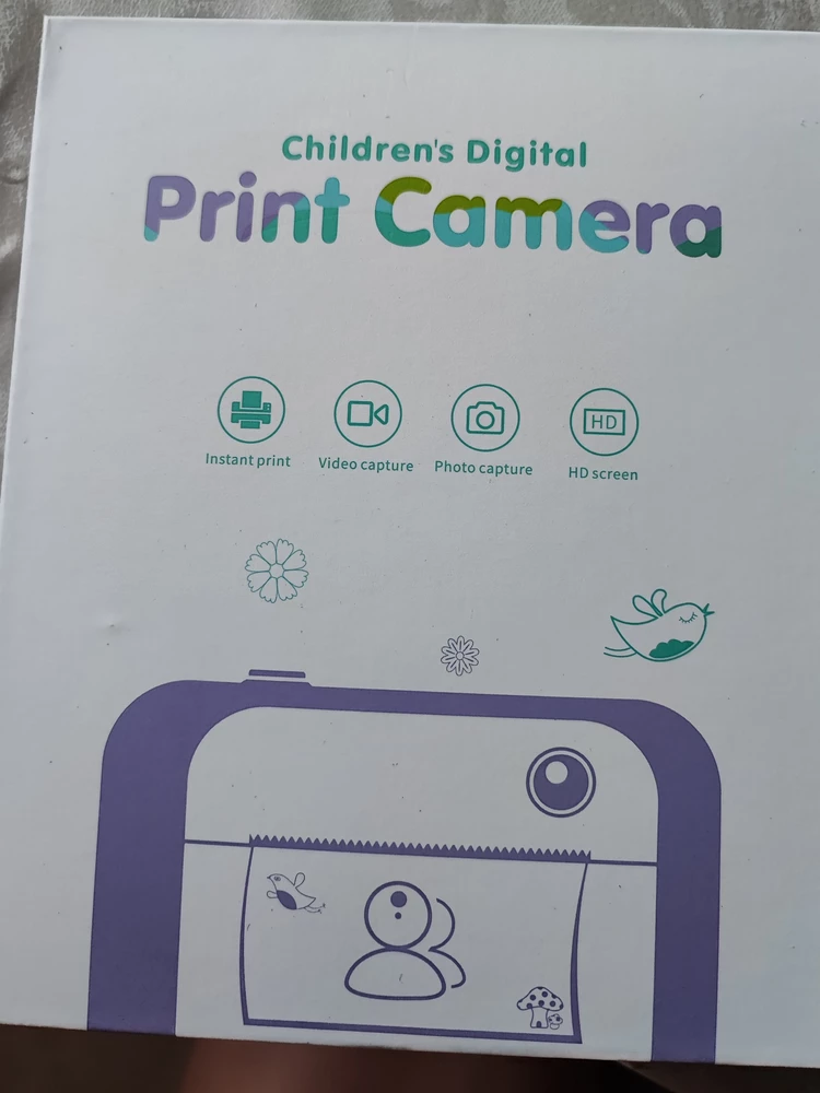 Отличный аппарат за свои деньги. Покупали сыну 6 лет, он в восторге. Можно фотографировать, добавлять рамочки, разные эффекты и сразу печатать при подключении к телефону. Комплектация полная, пришли 4 рулона бумаги, флешка, ремешок, инструкция на русском языке. Хватает заряда на два дня, мы довольны