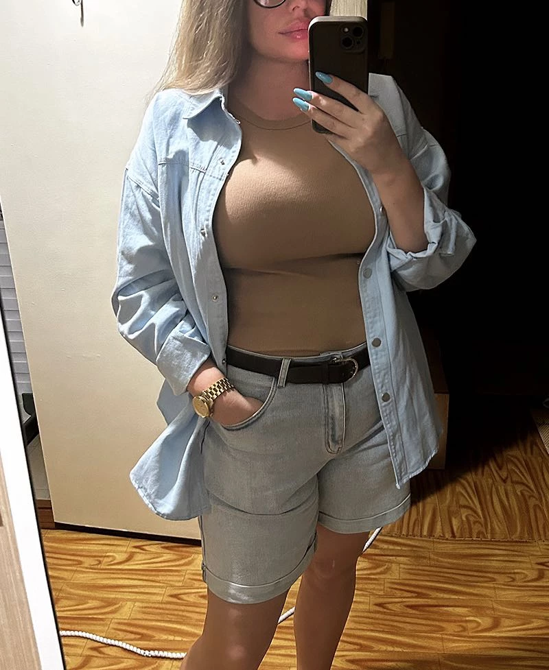 Тонкая, можно как накидку и как основной слой. На 50-52 села свободно в застегнутом виде.