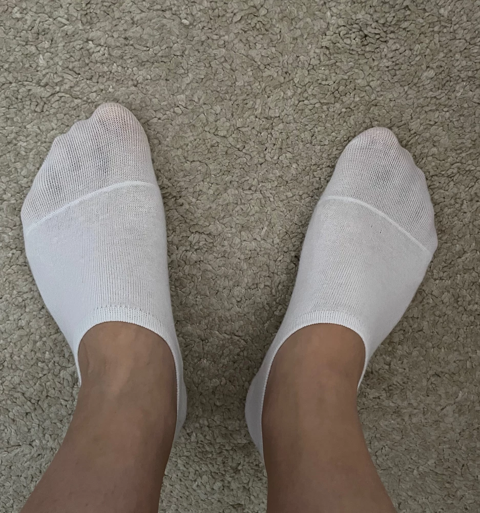 Носки супер! Да, не сильно плотные и просвечивают, но это же летние носки под открытую обувь, они и не должны быть плотными. Комфортные, приятные, с ноги не сползают. Ступня 25,5 см, подошли идеально, на 41 размер тоже еще залезут хорошо. Искала именно такие, чтобы не просто как следки (которые часто слезают с пятки), а именно носочки, но чтобы вырез был очень глубокий на подъеме. С кедами, кроссами просто огонь. К лоферам уже не подойдут.