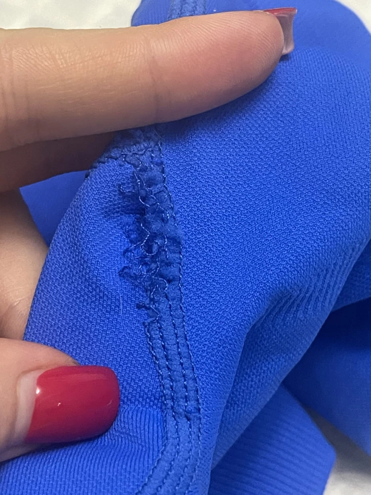 В пункте выдачи не заметила ,что разошелся шов ,как будто их кже носили. В итоге дома увидела этот сюрприз. Очень недовольна покупкой ,будьте внимательнее к тому,что продаете людям !