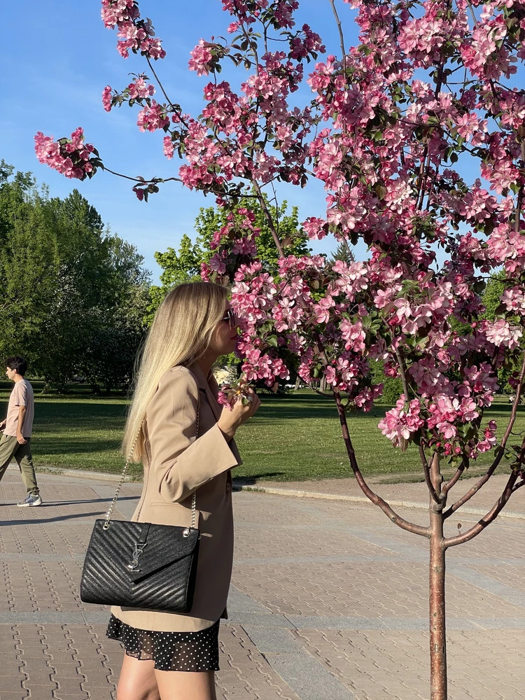 Соответствует размеру, очень хорошо смотрится)Наконец-то нашла на свой рост 174. И купила еще такой же черный.