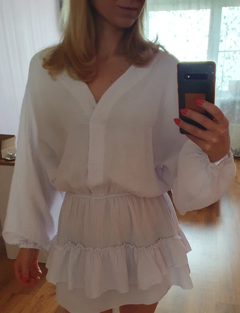 Покупкой довольна, беру на море платье, мягкий и приятный к телу муслин, не жмет нигде, село комфортно (мои параметры 84/68/94, рост 164см). Одела специально для фото черные трусы, показать степень прозрачности, немного просветивает, не критично, подобранное белье вопрос решит.