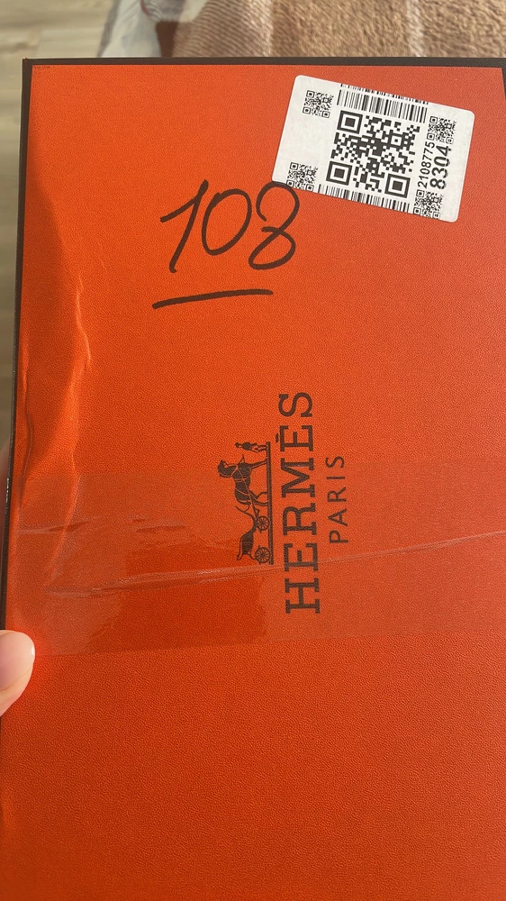 Если бы коробка была упакована в доп.пакет и не было бы скотча, фломастера на ней, было бы намного лучше и поставила бы 5*