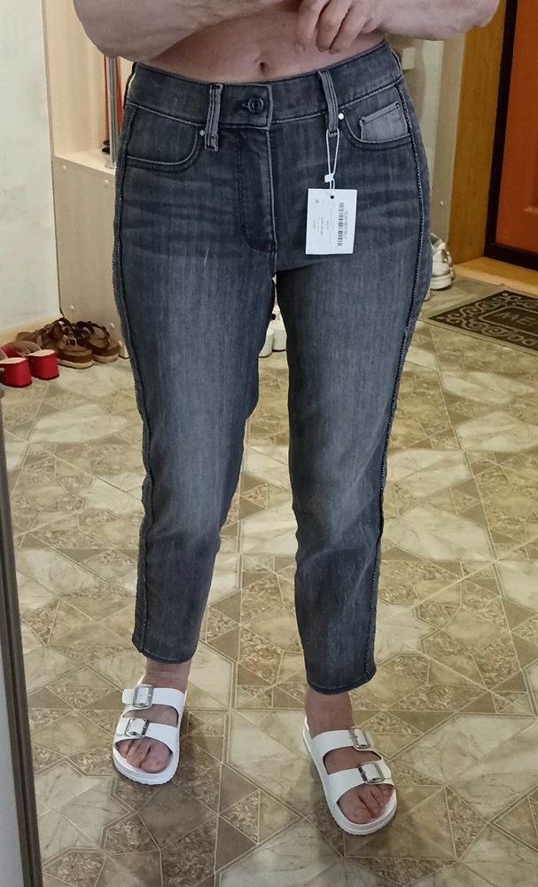 Это не тряпка, как некоторые пишут, достаточно плотная джинса, стрейч, не для жары. Не понравилось, что в низу широко, ноль проблем, ушила. Стразики почти незаметны. На мои параметры 90-70-90 в самый раз 2, т. е. 42. Рекомендую, да ещё за 500 руб, нечего перебирать, берите не раздумывая.