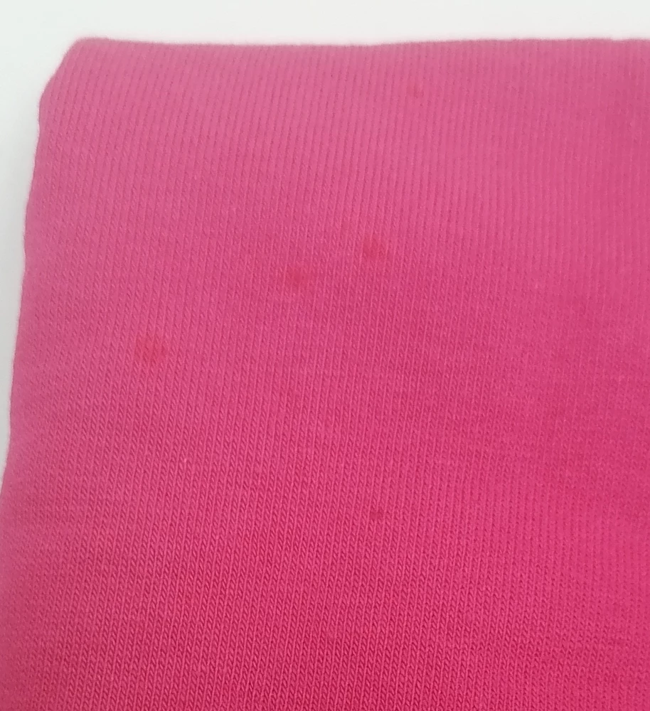 Костюм классный, плотный, размер соответствует, но к сожалению брак, футболка вся в каких то пятнах, пятна видимо от краски когда красили ткань, так как они как брызги я ярко розового цвета