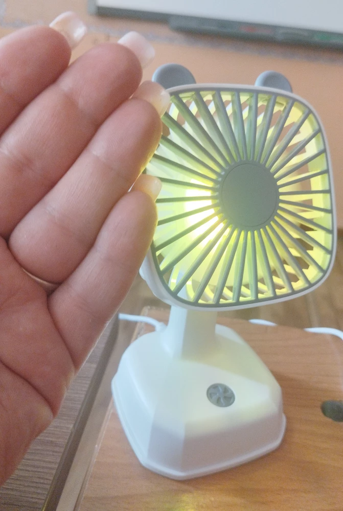 Честно, ожидала худшего за такие деньги. А вентиляторчик оказался классным. Освежает, работает от компа. Аж щёки замёрзли. Ношу с собой в сумке.