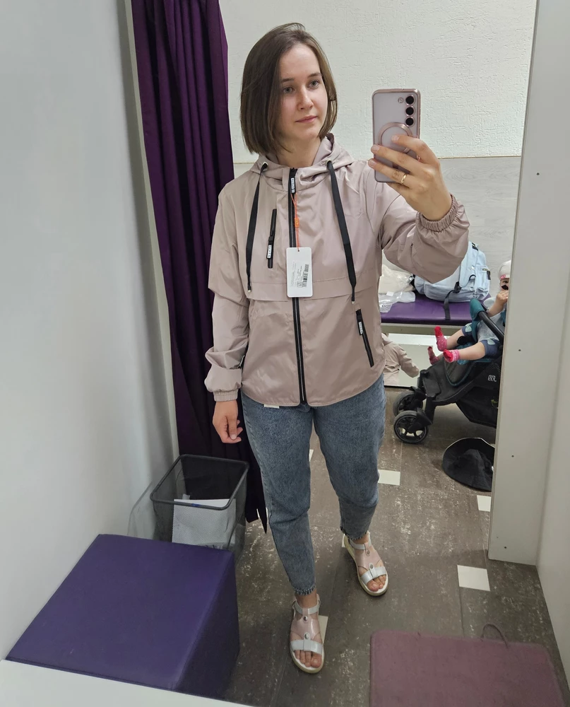 Хорошая куртка, понравилась. Хорошо сидела, по размеру. Но выбрала другую