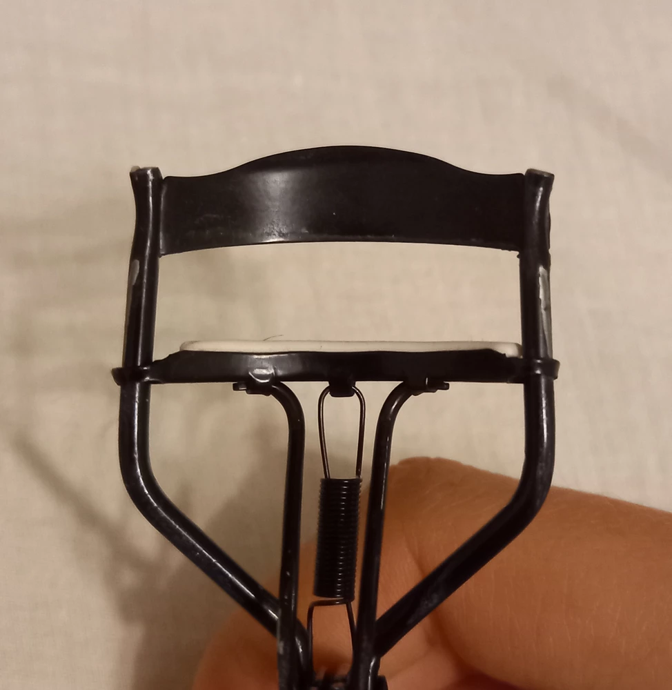 зажимается кривовато, но не критично, хорошо завивает
краска слезла,ну я уже несколько месяцев пользуюсь (кривота была сразу)