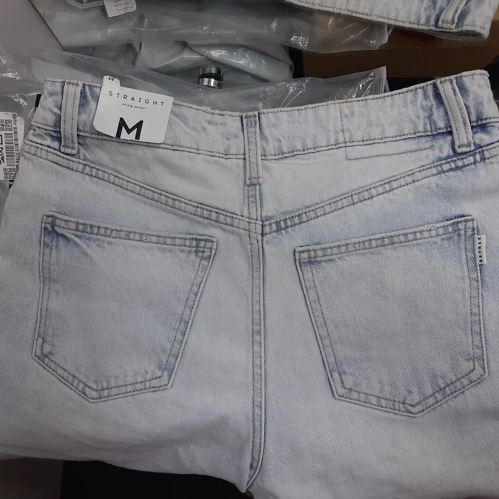 Размер соответствует, джинсы не плохие, только вот карманы совсем криво пришиты.