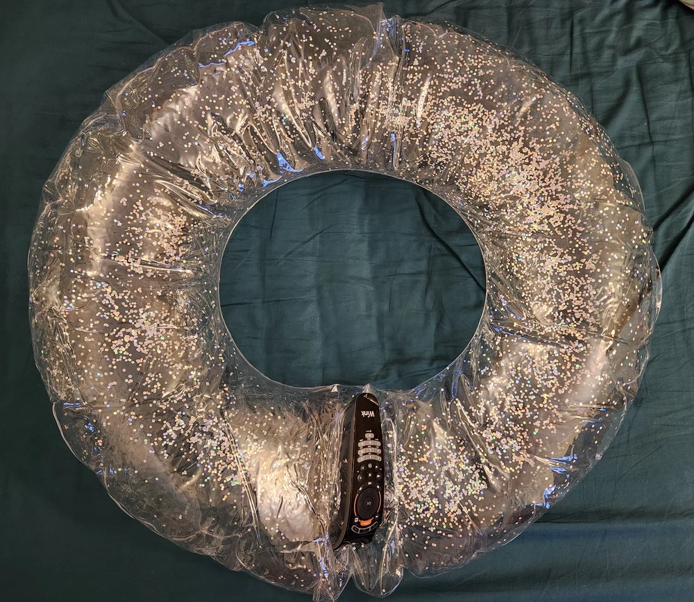 Товар хорошо упакован был. Надула,красивый. Радость была не долгой. Оставила на 1 час спокойно лежать,чтоб проверить не будет ли спускать. При осмотре дырочек не обнаружила. Как он без экплуатации в спокойном состоянии, в комнате где никого не было,не жарко,не холодно сдулся так быстро-непонятно! Пульт положила для наглядности насколько сильно сдулся.