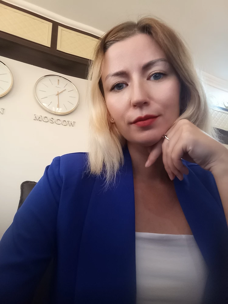 Очень красивый костюмчик, сел по фигуре, пиджак также одеваю отдельно с другими вещами, качество материала и цвета хорошее, но летом на улице жарковато.