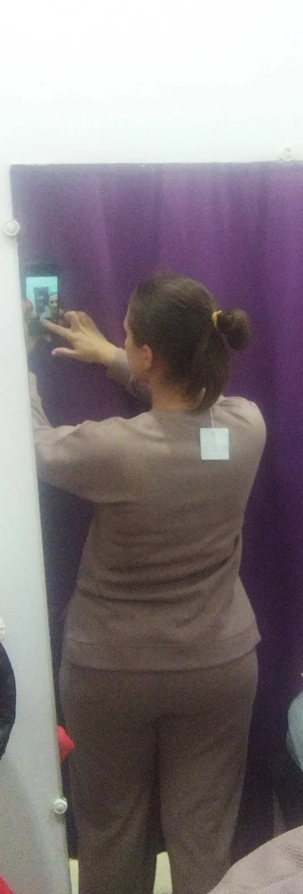 Костюм очень приятный к телу, симпатичный. Немного длиннованый, но это не беда