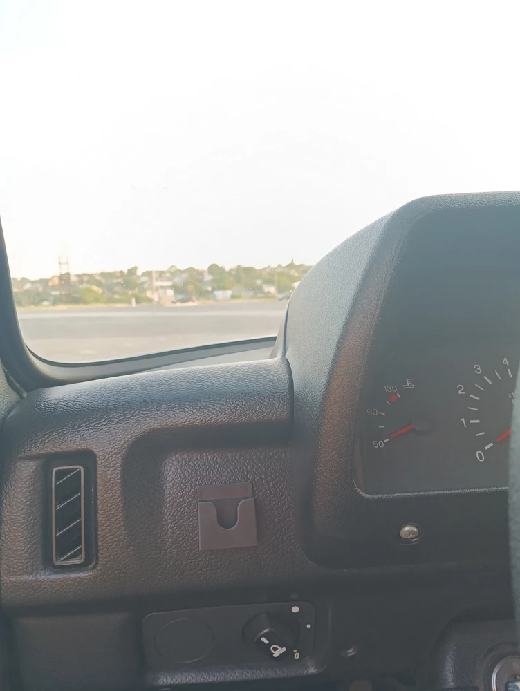 Нормальное крепление. Со стандартной клипсой baofeng uv5r болтается, надо изолентой немного обмотать клипсу