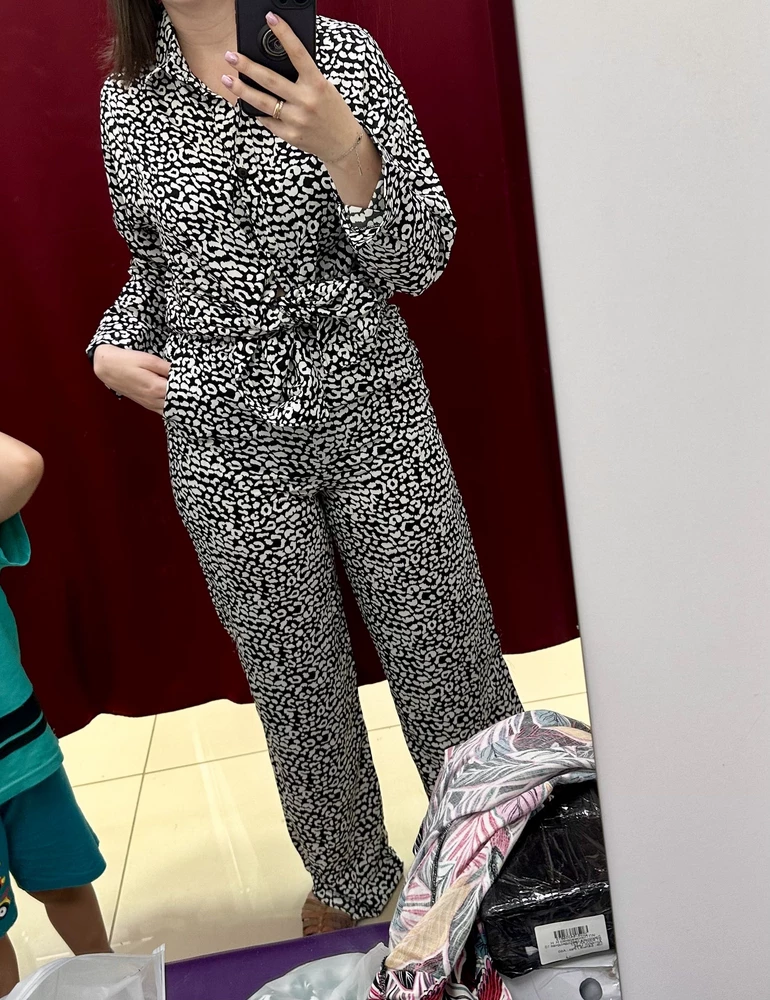 Симпотичный ,46 размер а притык на ОБ 102,но ткань искуственная ,а у нас в регионе очень жарко..поэтому отказ(