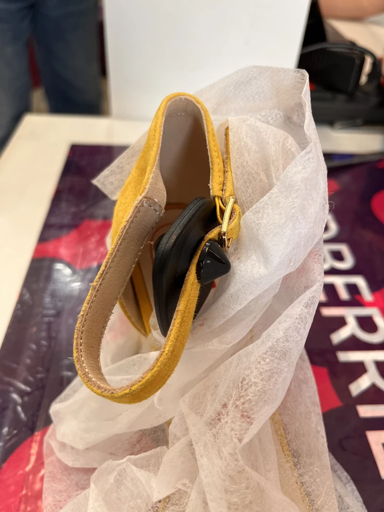 К сожалению, босоножки пришли с магазинным магнитом на ремешке… я даже не смогла их померить. Простла сотрудников пункта направить их в брак или снять магнит, но они отказались.