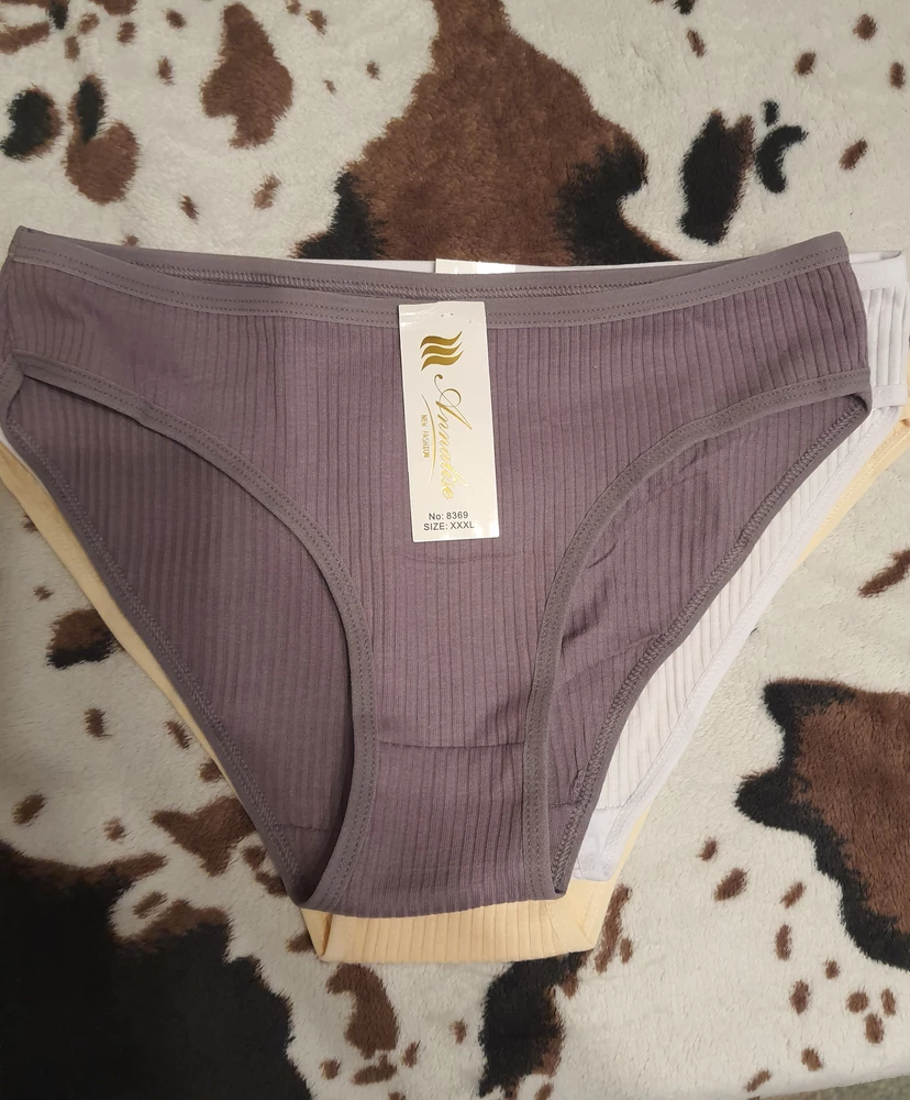 Всё трусыина фото из одной пачки и одного заказа. Но все разные по размеру!!!!!! В ПВЗ при всех, рассматривая товар на брак не углядела. Дома же обнаружила. Создала заявку на возврат. Причиной отказа послужило то, что продавец не видит на фото брака. Ау, продавец, открой глаза, одень очки и рассмотри. Кладёте трусы разных размеров и втюхиваете людям😡