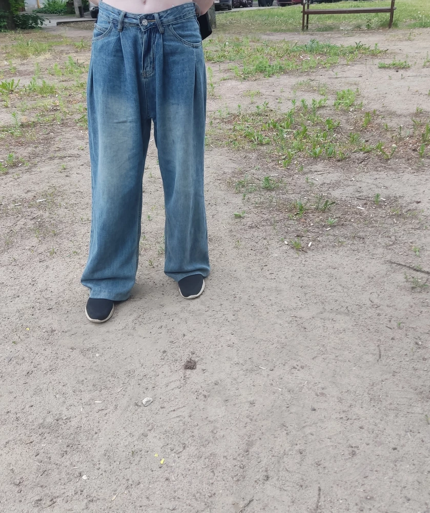 Лёгкие, летние джинсы. На худышках смотрятся очень красиво. Xs на 40 размер подростку подошёл идеально.