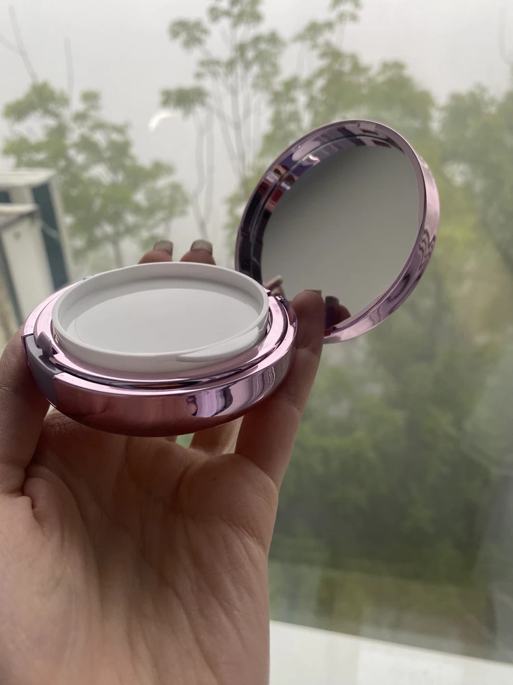 Ооооочень красивый футляр. Заказывала под спф крем. В наборе 2 сменные губки. Одна с сотами, вторая без рисунка. Спонж очень приятный (у меня он влажный на фото).  Доставать кейс легко, физической силы не требуется. Закрывается плотно. Зеркало большое, удобное, не увиличивает.