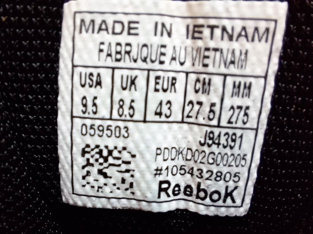 Неорегинал, QR-код вообще липа и тем более не сканируется, надпись " made in ietnam" нет буквы "v" причем на обоих кросовках, и пробел до и после "in" одинаковый, значит ьуеву "v" изначально не хотели прописывать, такчто не знаю в какой такой стране произведены кроссовки. При ходьбе подошва очень громкая, нет ощещения как в тапочках (кто носил орегинал, поймут, ходьба мягка и бесшумная). Есть с чем сравнивать, так как 5 лет носил орегинал. Не брать. Р.S.да и понятно по цене, что это не орегинал и что замша исскуственная. Не могут так дешево стоить, надо понимать.