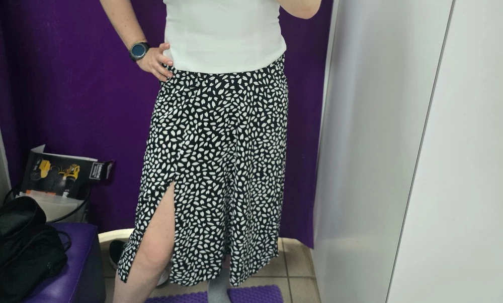 Легкая ткань, понравилось, что есть резинка, можно худеть и поправляться не меняя гардероба. Размерной таблице соответсвует, на бедра 100 подошло.