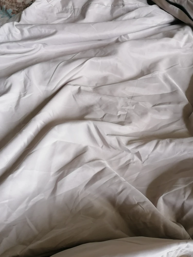 Товар пришел весь скомканный неприятное ощущение для данной ценовой категории, как я не пыталась отгладить у меня это не получилось. В целом ветровка интересная, тонкая. Возврат: хочется испытывать от вещи удовольствие, а не пытаться придать ей первоначальный вид.