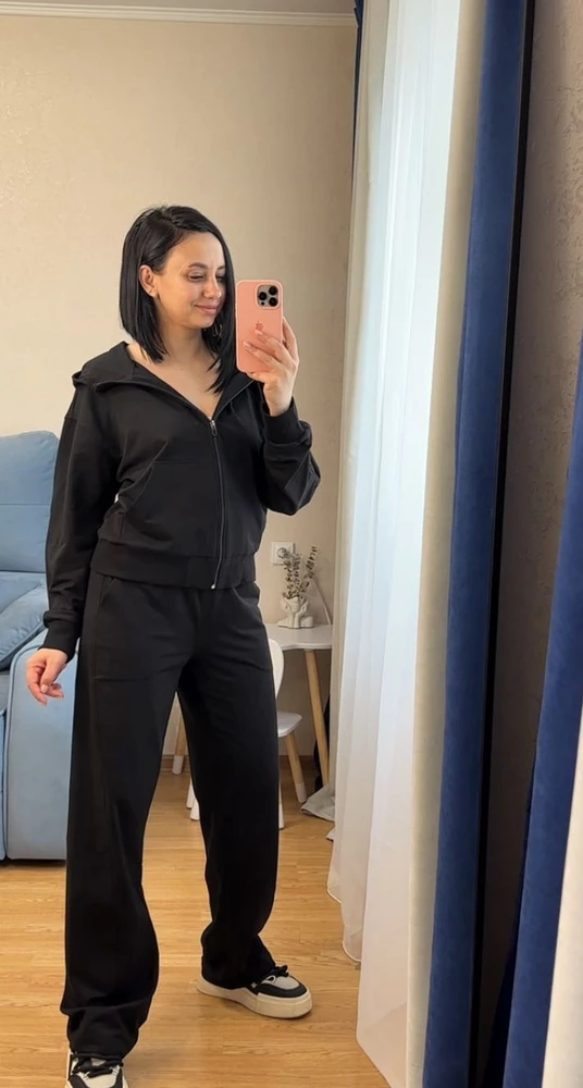 Очень понравился этот костюм, сидит идеально. Мой рост 165 . Смотрится очень красиво