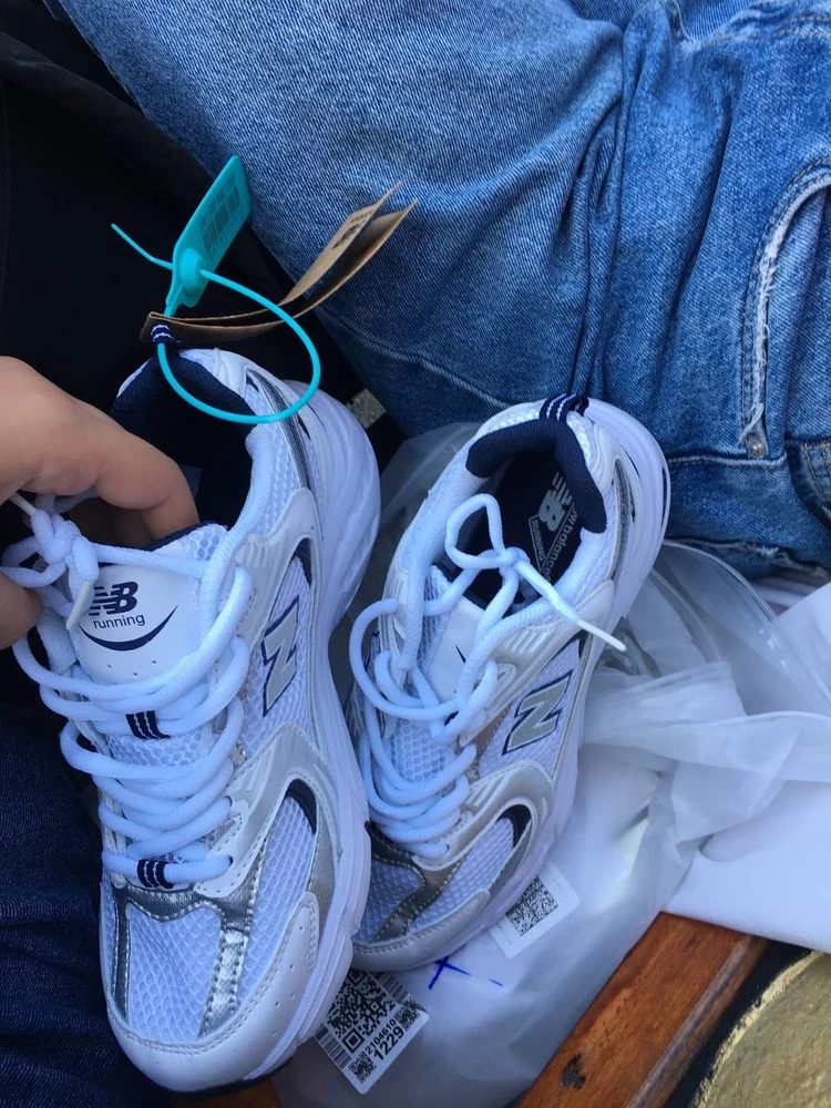 Забрала товар домой не открывая, потом
увидела, что он маломерит, потом на следующий день понесла возвращать, но говорят, что возврат невозможен, так как размер у них другой а тут другой,что делать?