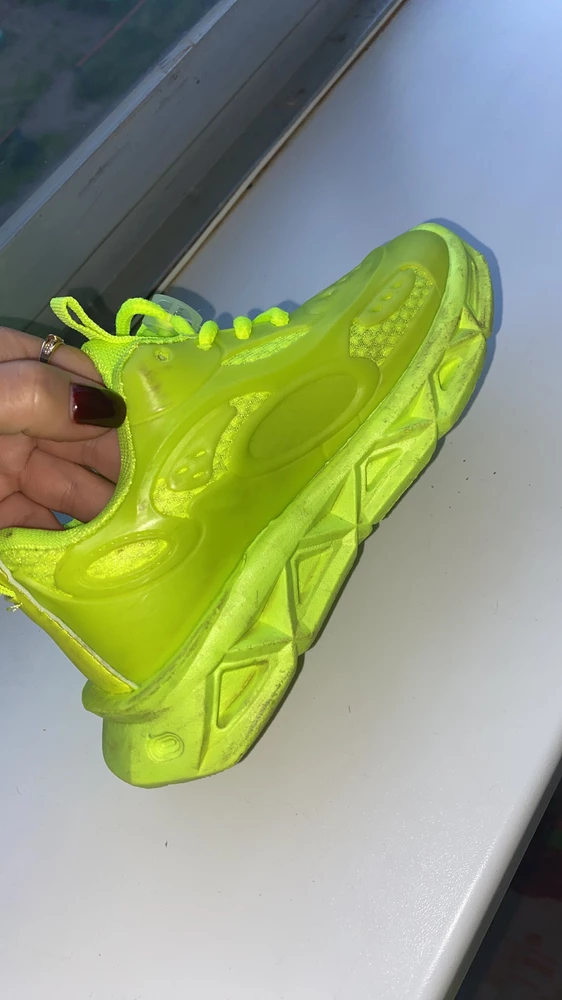 После первой носки , естественно испачкали, а вот отмыть или отстирать не получилось, материал отвратительный по качеству .