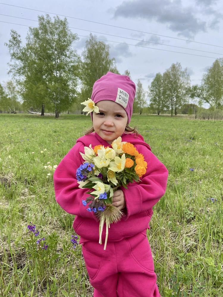 Немногожко большемерит,но это даже к лучшему🤭 после нескольких стирок цвет не изменился 🌺 вот точно такого же цвета )) очень теплый! Не знаю как у вас,но в Томске лето так и не началось ) температура +8, ребенку очееь тепло в нем) за две стирки перестал оставаться флис на одежде ) и что самое важное-костьм не окоашивал кожу и одежду ! В обшем, я очень довольна)) спасибо большое 💗🌺