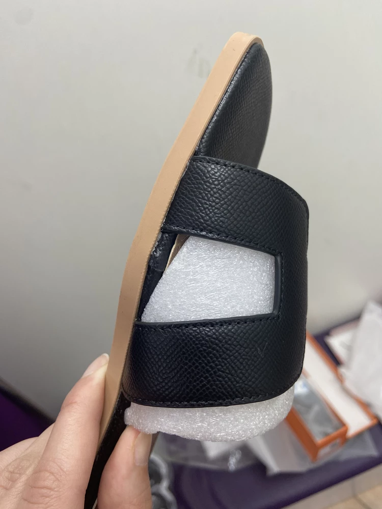 Ужасные. Жесткие, клей везде. На узкую ногу