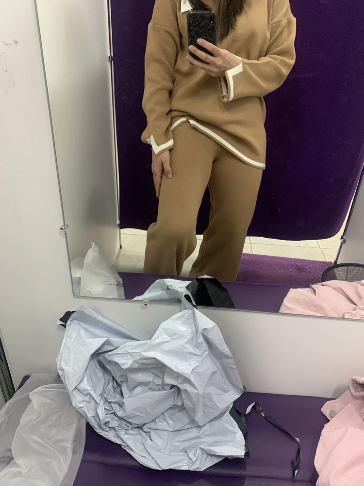 Прям на штанине , жирное масляное пятно , уже затерто до катышков . Потом увидела второе ,чуть меньше . За 850 руб забрала . Пусть будет кофта . Штаны можно на даче поносить . Но , скажу одно если это не вина продавца , то те , кто мериет просто поросята . Как можно испортить новую вещь и сдать ?! Но так же может быть производственный боак капля масла с машинки , той что сшивались лекала .