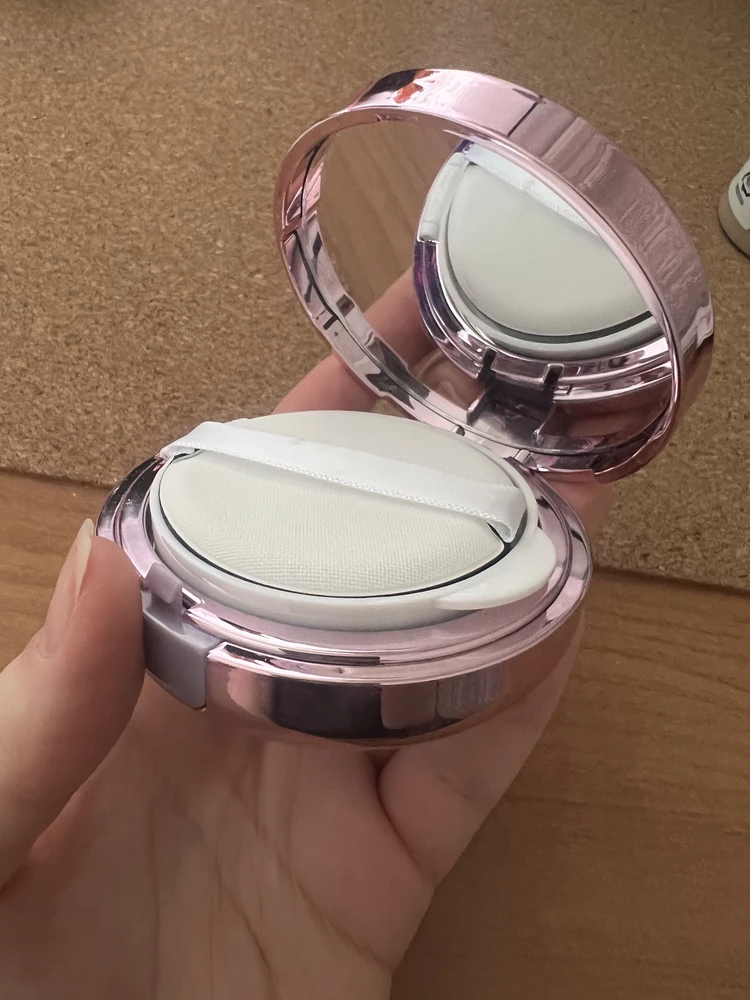 Все понравилось. Удобный, симпатично выглядит, губка приятная, тонко наносит тональное средство. Даже зеркало хорошее, чего я не ожидала за такую цену👍