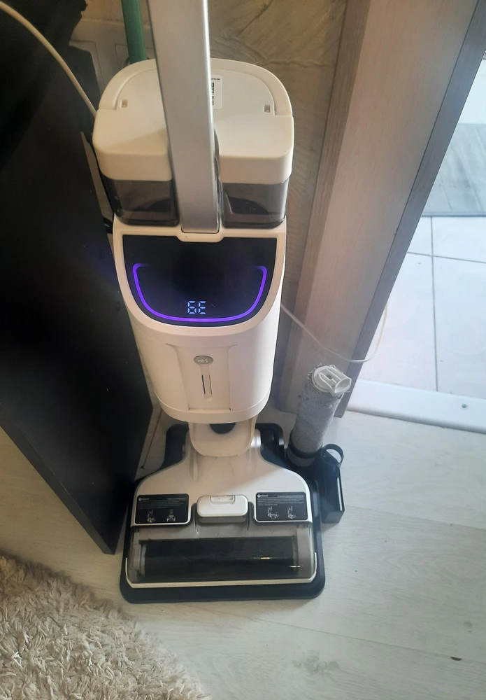 Сегодня получила этот удивительный девайс.
Пылесос пришёл в целой коробке, в пункте выдачи я его не проверяла. Все детали на месте, повреждений нет. Инструкция на русском, есть голосовой помощник на русском, все просто и понятно. Зарядился на 100% за 2 часа. 
Так вот, сказать, что я в шоке, ничего не сказать. Я делала генеральную уборку два дня назад. Но сегодня помыла пол и пропылесосила ковры, и он столько пыли собрал, как будто я пол до этого не мыла никогда. Работает негромко, едет сам, только направляй. 
В общем, большое спасибо за качественный товар. Надеюсь он долго прослужит. Однозначно рекомендую