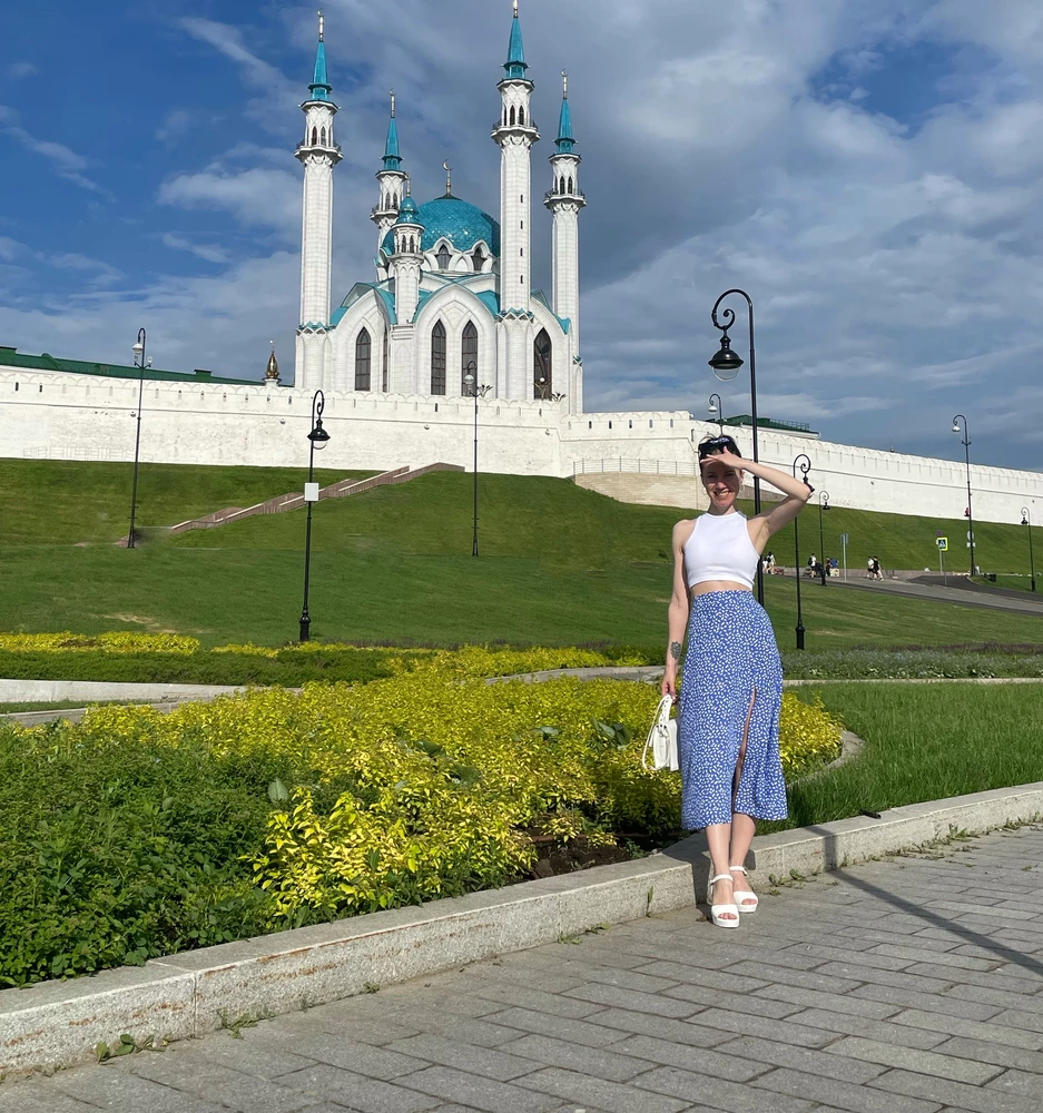 Супер юбка! Хлопок. Пояс сзади на резинке. На попу тяжело натягивать, но все равно норм. Длинна то, что надо. Разрез-огонь. Взяла самый маленький на от60, об84.