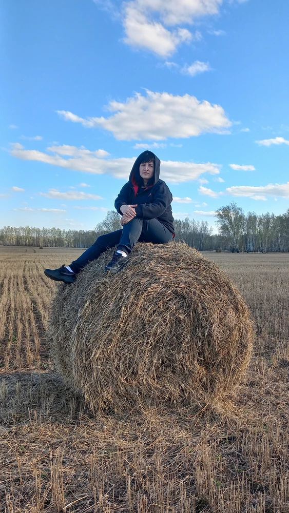 Толстовка огонь, в прохладную погоду, само то. Прошивку такую качественную никогда не видела. Размер в размер идет. Очень даже советую👍