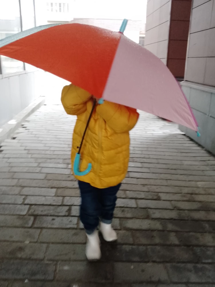 Хороший, добротный зонтик. Ручка погнута, но это не важно... ребёнок в восторге. Рекомендую к покупке.