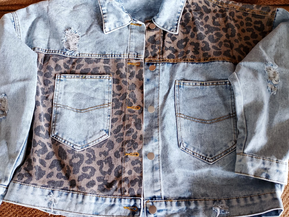 Отличная куртка, хорошо сшитая, да и как по отзывам тонковата, но точно не на лето. Только если в прохладное лето одевать. Но карманы по длине отличаются на 1см, мне кажется это очень сильно видно. Буду перезаказывать