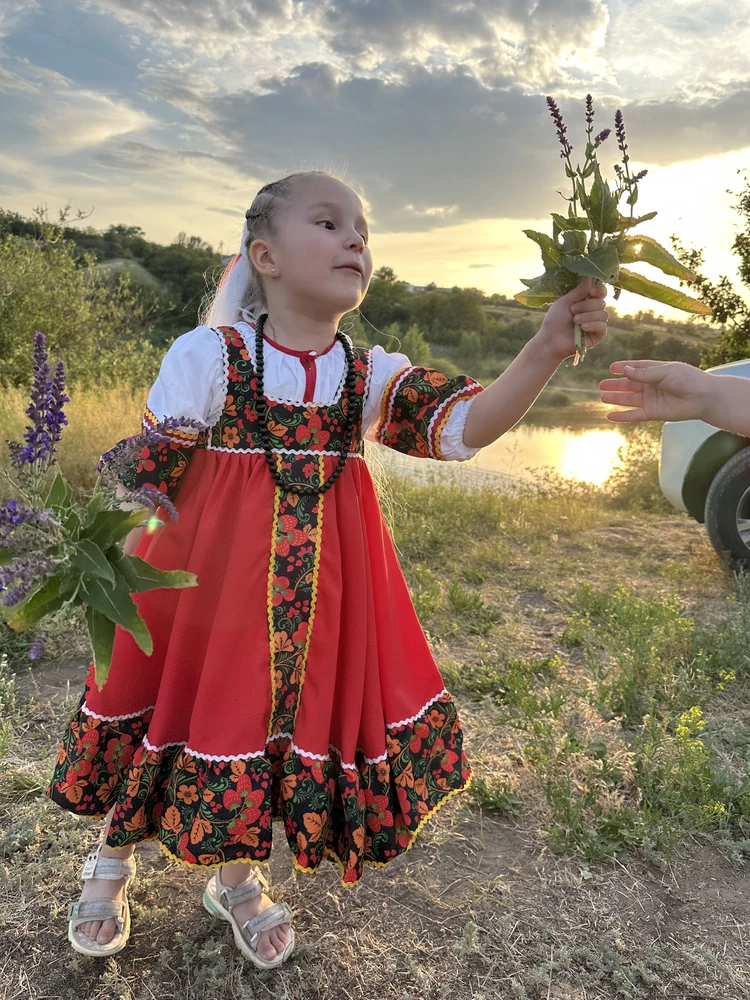 Для ценителей русских народных костюмов .Несмотря на то, что косы и кони могут меняться с духом времени, только народный костюм оставляет неповторимое впечатление. Сарафан и рубаха выполнены идеально, передают славянский дух и образы родных просторов. Они прекрасно дополняют образ и создают атмосферу неповторимого русского стиля. Рекомендую этот костюм всем, кто хочет почувствовать себя частью русской культуры и традиций.