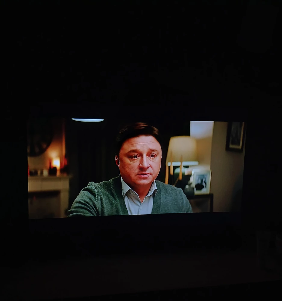 Всё супер, пришёл за 4 дня. Автоматически настроился сам, короче бомба.  
Изображения сочные, яркие. Даже видны мимичиские морщины у актёров 😅 
Вообщем рекомендую 👍
Р.S странно, что снизу не хорошие комментарии.  У нас всё замечательно ❤️