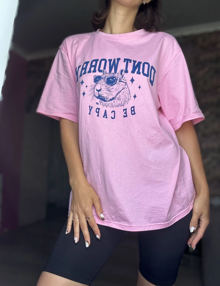 Футболка огонь 🔥 Лекгая ,тонкая,на жару просто кайф .На 40-42 взяла s,села хорошим овером прям .
Минус один :из-за принта чуть не отжал ребенок 😁Маленькая фанатка капибар .