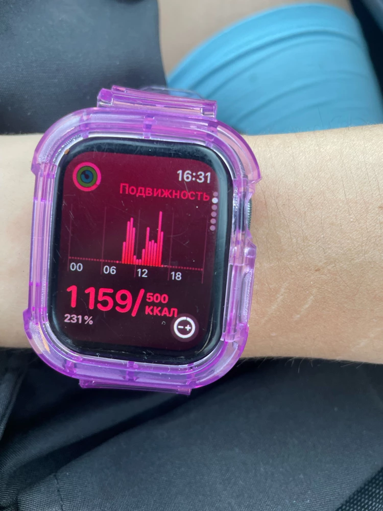 На большую руку. На моем запястье даже на максимуме не плотно сидит. закрывается колесико, не удобно регулировать громкость. Но в целом бампер мне понравился