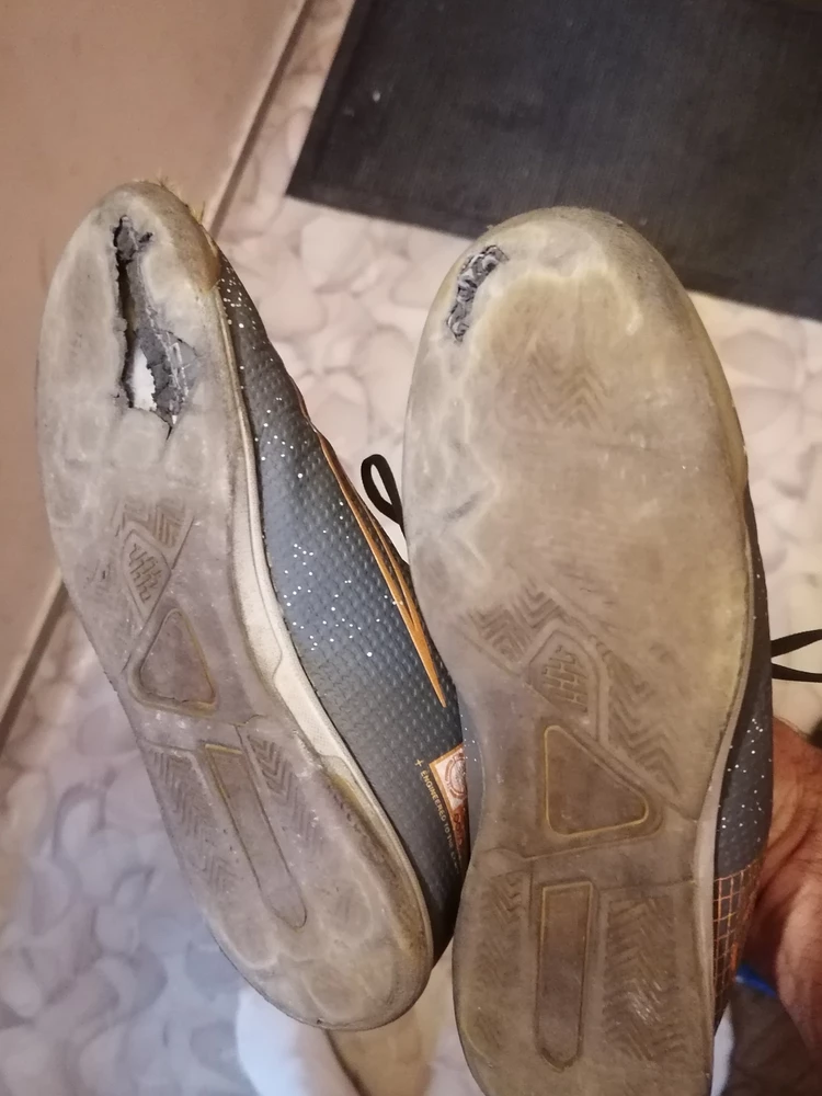 Ужасное качество обуви, через месяц выбросили, не советую покупать эти лапти!