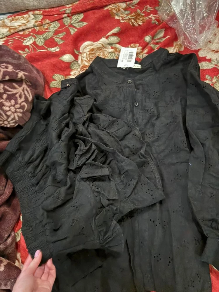 Шикарный костюм! Не смотря на то, что мне немного великоват - буду с удовольствием носить как оверсайз! Ткань легкая, дышащая, даже в жуткую жару в нем точно не будет жарко. Одним словом, это любовь на все лето😄