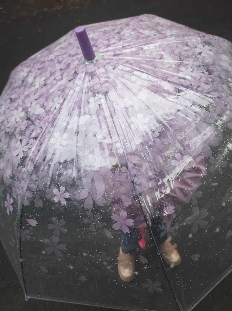 Заказывала розовый зонтик,а пришел фиолетовый.  Забрали,потому что ребёнку понравился