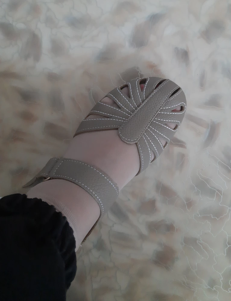 Начитавшись отзывов, что приходят маломерки, решила взять на размер больше, и зря. Видимо 37 размер отдам маме, а себе перезакажу 36 размер. Берите свой размер.