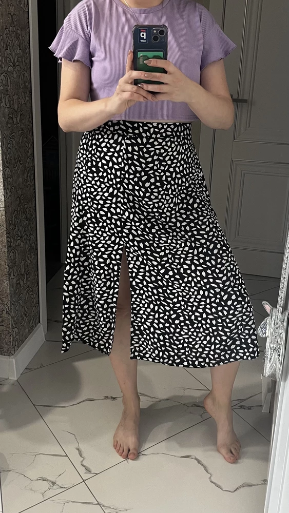 Отличная юбка, тонкая, легкая , и в пир и в мир, сзади на резинке, рекомендую!