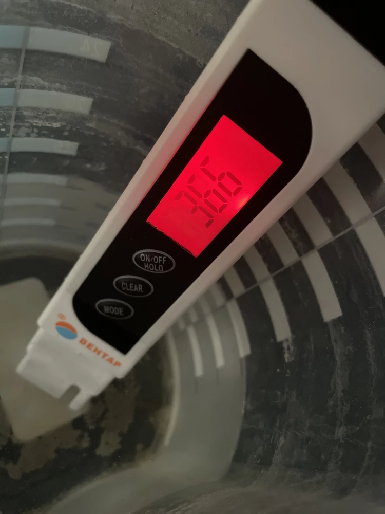 Сделала замеры. Вода из колодца. Показатель был 366 ppm. После выдержки в шунгите стал 435 ppm. Была вода низкого качества и перешла в разряд плохого. Шунгит что то выделяет в воду и непонятно что. Вкус неприятный. См. шкалу показателей качества на приборе. Шунгит тщательно промыла. Пластиковая миска после этого не отмывается. Вся в черных пятнах на выброс. Покупкой очень не довольна. И не рекомендую.