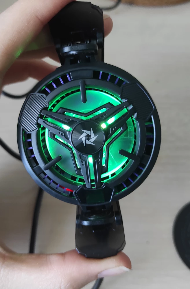 Немного поцарапанный пришёл, но охлаждает просто вау👍 не ожидала такого эффекта. Пришло в полной комплектации, вентилятор бесшумный. Заказом очень довольна😍❤