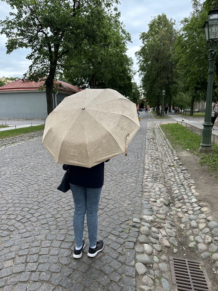 Зонт отличный, по качеству материала понравился. Удобно что раскладывается и складывается с помощью кнопки.